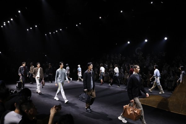 神机策 “山不在高”的诗意时刻亮相上海时装周，青年演员曹骏演绎东方气韵新风范